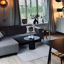 Moderne Sitzecke im Ferienhaus in Hellendoorn, Salland, Overijssel.