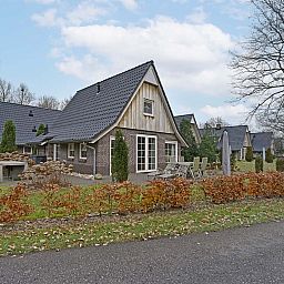 Freistehendes Haus in Hellendoorn, ein charmantes Ferienhaus in Salland, Overijssel, umgeben von lndlicher Natur und einer einladenden Terrasse.