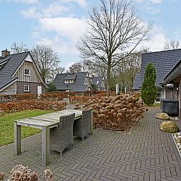 Genieen Sie die Terrasse des freistehenden Hauses in Hellendoorn, ein Ferienhaus im grnen Salland, Overijssel.