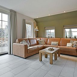 Gemtliches Wohnzimmer im Einfamilienhaus in Hellendoorn, Ferienhaus in Salland, Overijssel mit groer Sitzecke und Gartenblick.