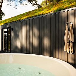 Entspannen Sie sich im Jacuzzi im Ferienhaus in Haarle, einem Luxus-Ferienhaus in der Natur von Hellendoorn, Salland, Overijssel.
