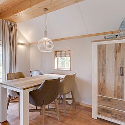 Buitenkant van Landgoed De Hellendoornse Berg bungalow Notar met tuin in Haarle, Salland, Overijssel.