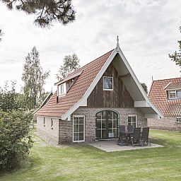 Moderne woonkamer in Landgoed De Hellendoornse Berg bungalow Notar, Haarle, met comfortabele zitplaatsen.