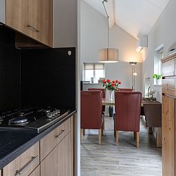 Moderne keuken van vakantiehuis OV218 in Haarle, Hellendoorn, compleet met apparatuur in Salland, Overijssel.