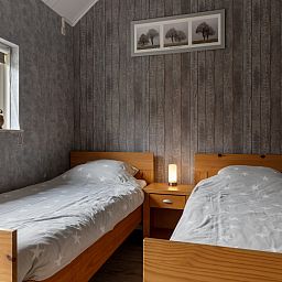 Slaapkamer met twee eenpersoonsbedden in vakantiehuis OV218, Haarle, Hellendoorn, in het mooie Salland, Overijssel.