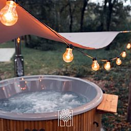 Geniet van sfeervolle verlichting bij de jacuzzi van Vakantiehuisje in Haarle, Hellendoorn.