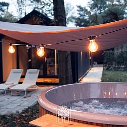 Vakantiehuisje in Haarle biedt een gezellige buitenruimte met jacuzzi en terras in Overijssel.