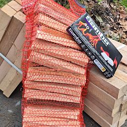 Houtblokken voor de open haard bij Vakantiehuisje in Haarle, ideaal voor een knusse avond in Salland.