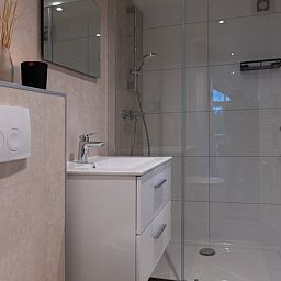 Moderne badkamer in Vakantiehuisje in Haarle, perfect voor een ontspannen verblijf in Hellendoorn.