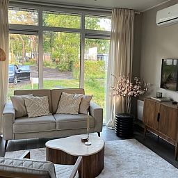 Stilvolles Wohnzimmer im Ferienhaus in Haarle, mit Blick auf die gruene Landschaft von Salland, Overijssel.