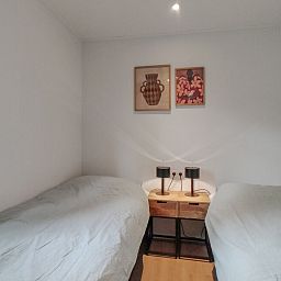 Cozy bedroom in vacation home OV751 in Haarle, Hellendoorn, with two single beds and stylish decoration, perfect for relaxation.