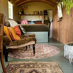 Gezellige binnenruimte van Vakantiehuisje in Wesepe, Salland, Overijssel met comfortabele zithoek en sfeervolle inrichting.