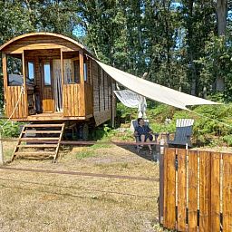 Gezellig vakantiehuisje in Wesepe, Salland met houten veranda, omgeven door natuur in Overijssel, perfect voor een ontspannen verblijf.