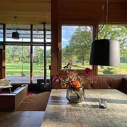 Binnenruimte van Vakantiehuis in Lettele met uitzicht op groene velden, Salland, Overijssel.