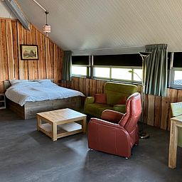 Gezellige binnenruimte van Vakantiehuisje in Boskamp, Salland, met comfortabele zithoek in Overijssel.