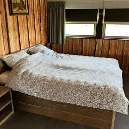 Slaapkamer in Vakantiehuisje in Boskamp, Salland, met tweepersoonsbed en houten interieur in Overijssel.