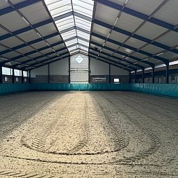 Ruime binnenplaats van Vakantiehuisje in Boskamp, Salland, ideaal voor activiteiten in Overijssel.