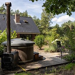 Hottub bij vakantiehuis OV224 in Ommen, Vechtstreek, Overijssel omgeven door natuur.