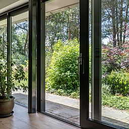 Panoramisch zicht op vakantiehuis OV224 in Ommen, Vechtstreek, Overijssel en omliggende natuur.