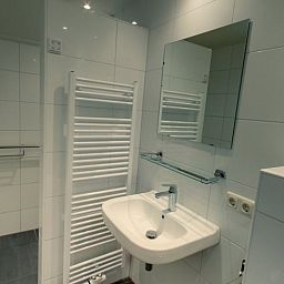 Modernes Badezimmer im Ferienhaus in Ommen, Vechtstreek, Overijssel.