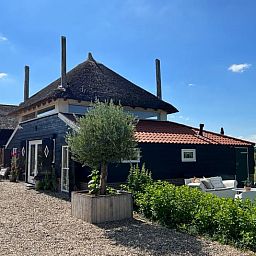 Charmant vakantiehuis in Ommen met rieten dak, gelegen in de groene Vechtstreek, Overijssel, omringd door natuur en rust.
