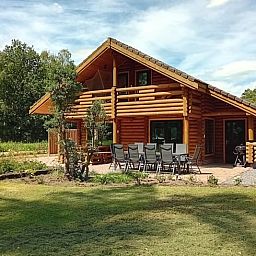 Groot terras bij Vakantiehuis in Ommen, ideaal voor buitenactiviteiten in de Vechtstreek, Overijssel.