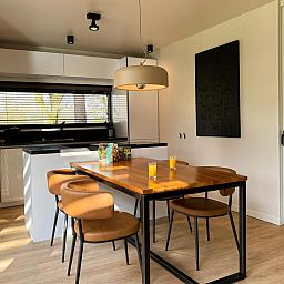 Stilvoller Essbereich in der Hill Lodge Glamping Lodge, Beerze, mit Holztisch und moderner Kueche.