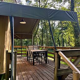 Safari-Zelte von Summer Lodge fuer 6 Personen in der gruenen Landschaft von Beerze, Vechtstreek, Overijssel.