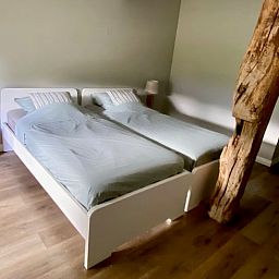 Gemuetliches Schlafzimmer mit Holzdetails im Ferienhaus in Beerze, Overijssel