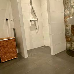 Modernes Badezimmer mit Dusche im Ferienhaus in Beerze, Overijssel