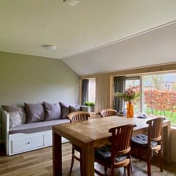 Geraeumiges Wohnzimmer mit Blick auf den Garten im Ferienhaus in Beerze, Region Vechta