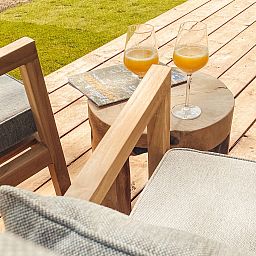 Erfrischende Getraenke auf der Terrasse des Wikkelhouse XL in Beerze, einem Ferienhaus in der Region Vecht.