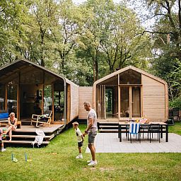 Familienaktivitaeten im Wikkelhouse Duo, einer Glamping-Lodge in Beerze, Overijssel.