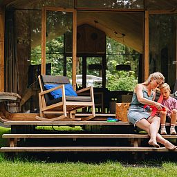 Mutter und Kind geniessen die Veranda des Wraphouse Duo in der Vechtestadt.