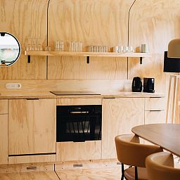 Stilvolle Kueche mit Holzoberflaeche in Wikkelhouse Duo, Overijssel.