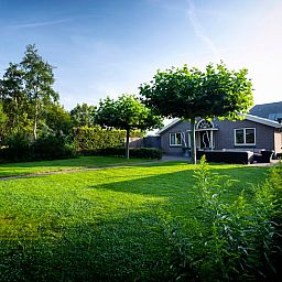 Vakantiehuis in Dalfsen, Vechtstreek, Overijssel met ruime tuin en terras, omgeven door groene natuur en rustgevende omgeving.