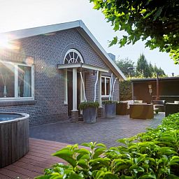 Geniet van het zonovergoten terras van Vakantiehuis in Dalfsen, ideaal gelegen in de natuurrijke Vechtstreek, Overijssel.