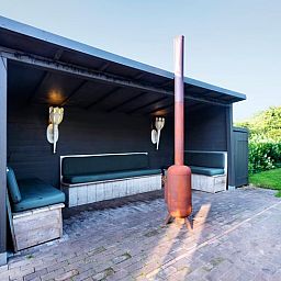 Ontspan op de gezellige veranda van Vakantiehuis in Dalfsen, gelegen in de groene Vechtstreek, Overijssel.