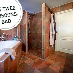 Luxe badkamer in Vakantiehuisje in Balkbrug, Vechtstreek, Overijssel met tweepersoonsbad en moderne douche voor ultiem comfort.