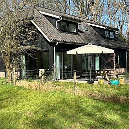 Zonnig terras bij Huisje in Balkbrug vakantiehuis in Vechtstreek