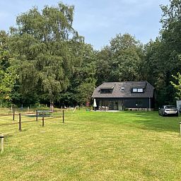 Uitgestrekte grasvelden rondom Huisje in Balkbrug, Overijssel