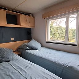 Slaapkamer met twee bedden in Vakantiehuis in Balkbrug, Overijssel.