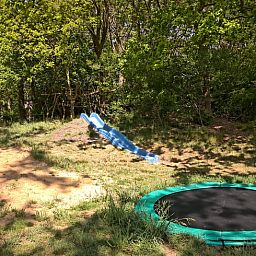 Speelruimte met trampoline bij Vakantiehuis in Lemele, Archem, in de Vechtstreek, Overijssel.