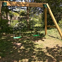 Schommels in de tuin van Vakantiehuis in Lemele, Archem, omgeven door natuur, Overijssel.