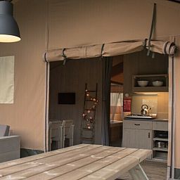 Gezellige binnenruimte van Comfort safaritent in Rheeze, Vechtstreek met volledig uitgeruste keuken en eethoek.