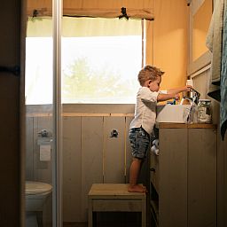 Moderne badkamer in Comfort safaritent, Rheeze, Vechtstreek, biedt comfort en gemak tijdens je verblijf in Overijssel.