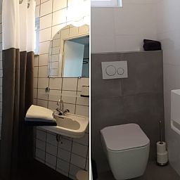 Modernes Badezimmer im Ferienhaus in Rheezerveen, mit Dusche und Toilette, Vechtstreek, Overijssel.