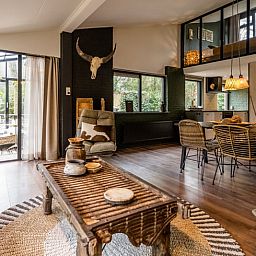 Offener Wohn- und Essbereich im Ferienhaus in Rheezerveen, Vechtstreek, Overijssel mit viel natuerlichem Licht.