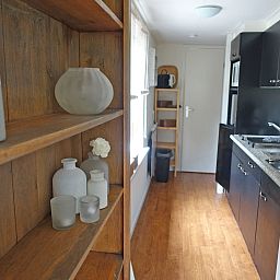 Kueche des Ferienhauses OV649 in Rheezerveen, Vechtstreek, Overijssel mit modernen Geraeten und sonniger Atmosphaere.