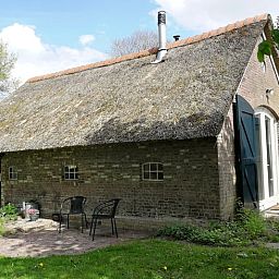 Gemuetliches Ferienhaus in Arrien (Ommen) mit Reetdach, gelegen in Vechtstreek, Overijssel.